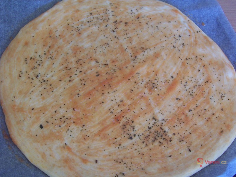 Pizza s tuňákem a cibulí z domácí pekárny - fotografie 2