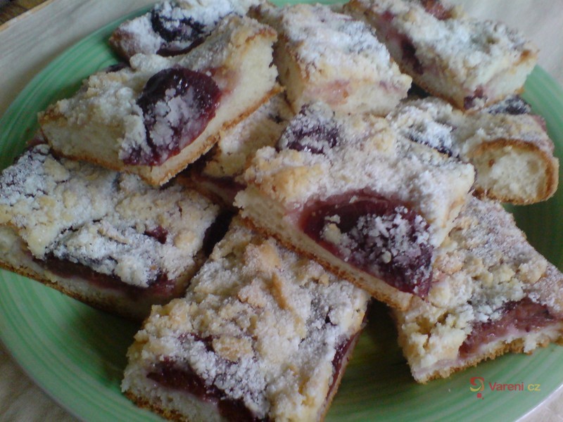 Český švestkový koláč s drobenkou - fotografie 5