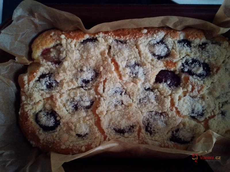 Hrnkový švestkový koláč s drobenkou - fotografie 4