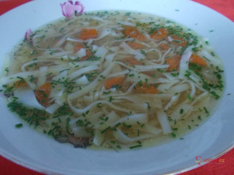 Hovězí polévka s domácími nudlemi - fotografie 4