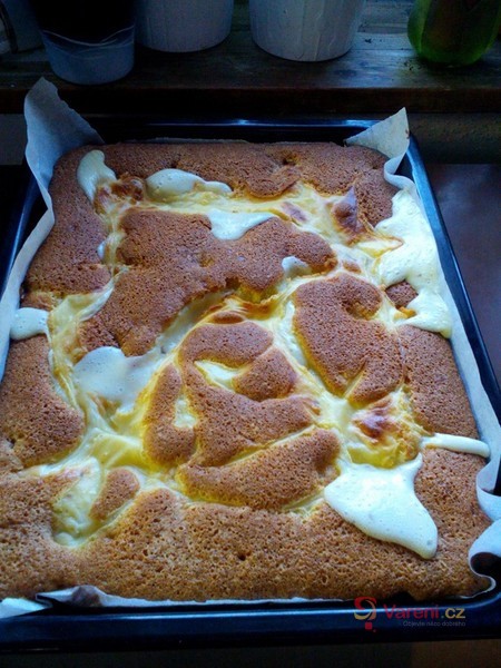 Ovocný koláč s vanilkovým pudinkem