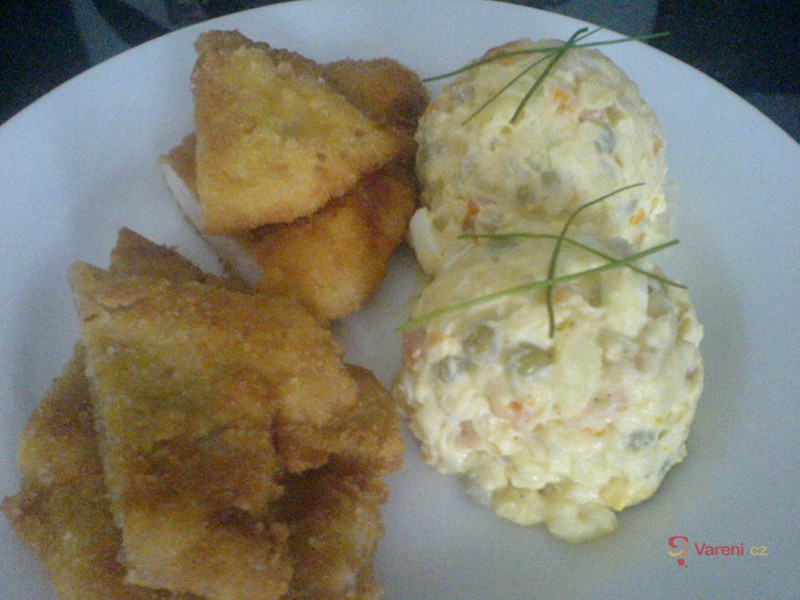 Dva druhy řízků s bramborovým salátem - fotografie 2