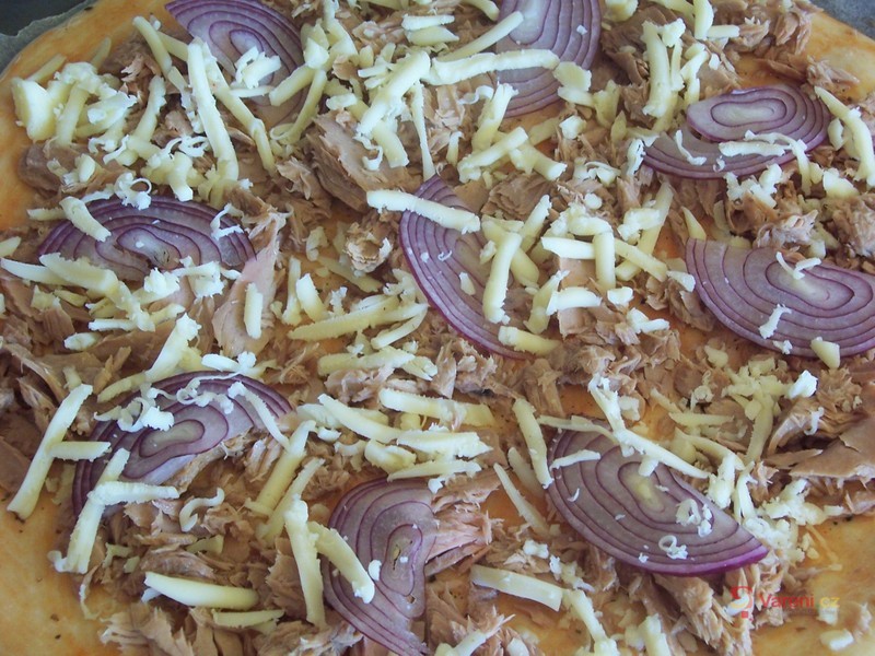 Pizza s tuňákem a cibulí z domácí pekárny - fotografie 3