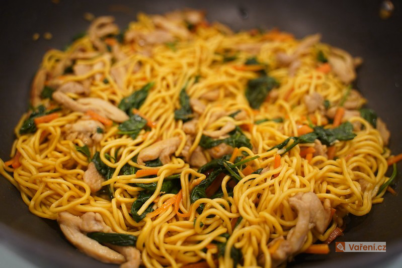 Smažené nudle s kuřecím masem