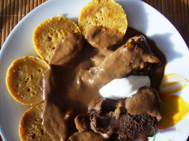 Špikovaná kančí kýta se šípkovou omáčkou a perníkovým knedlíkem - fotografie 2