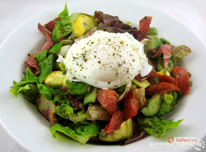 Ztracené vejce na míchaném salátu