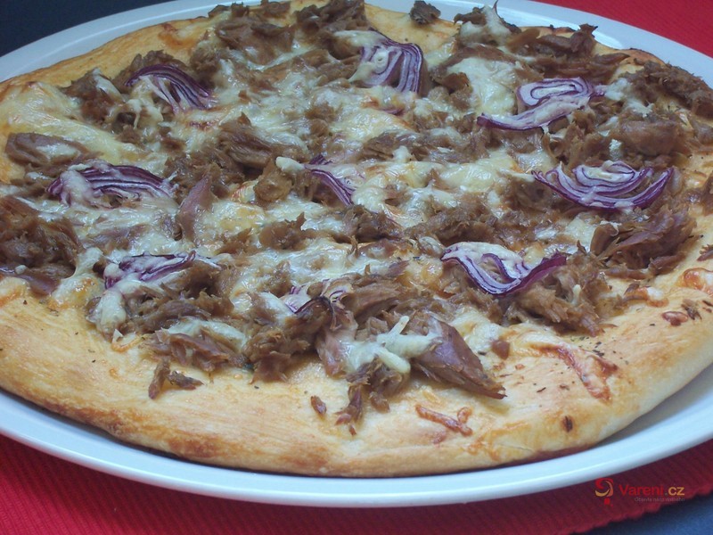 Pizza s tuňákem a cibulí z domácí pekárny - fotografie 4