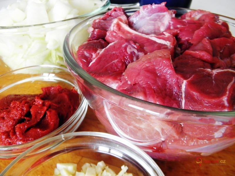 Pikantní guláš v chlebu - fotografie 4