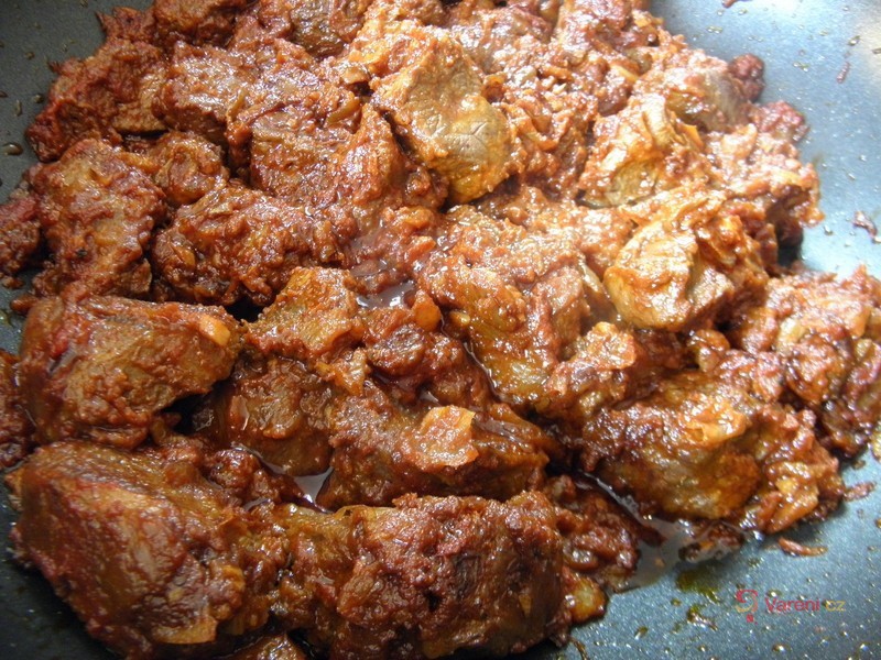 Pikantní guláš v chlebu - fotografie 3