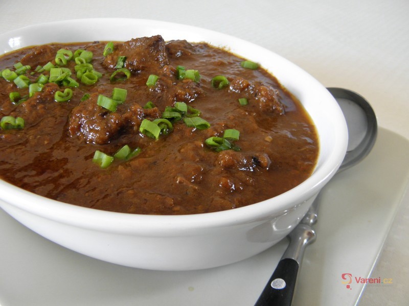 Pikantní guláš v chlebu - fotografie 2