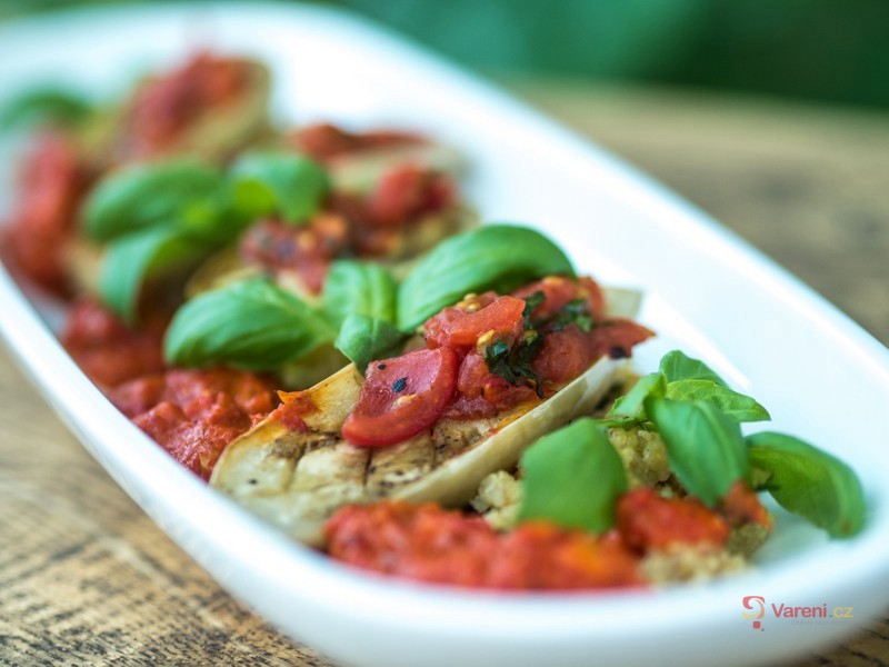 Quinoa se zeleninou a omáčkou z pečených paprik
