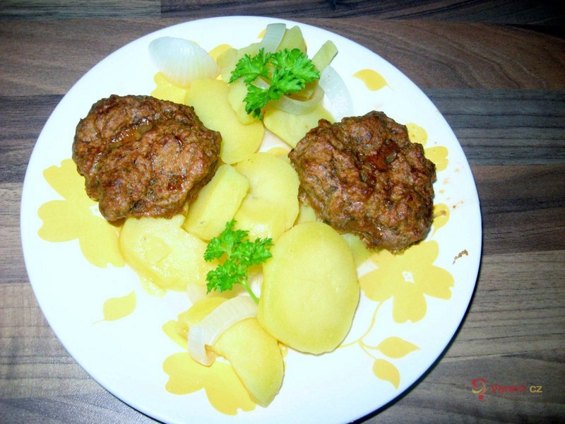 Teplý bramborový salát s cibulí