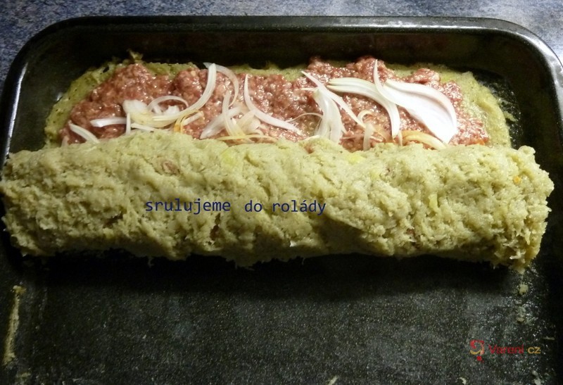 Roláda ze sekané a bramborákového těsta - fotografie 3