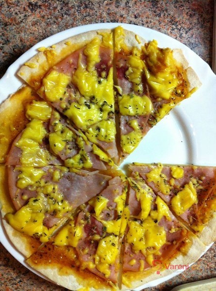 Domácí pizza se šunkou - fotografie 4