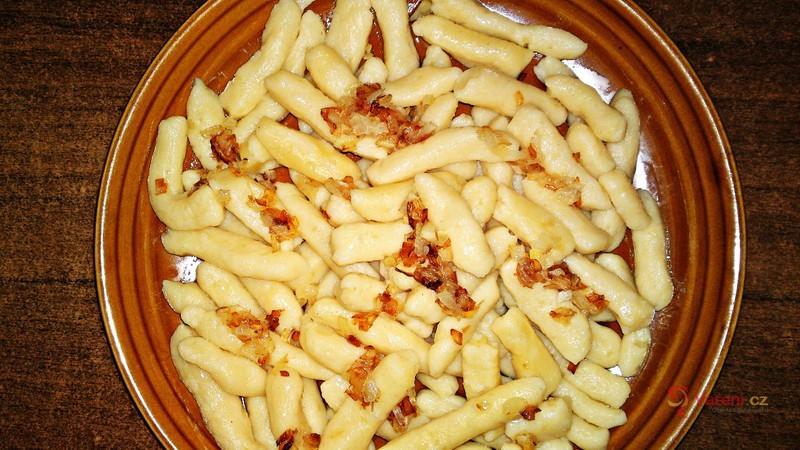 Domácí bramborové nudle se zkaramelizovanou cibulí