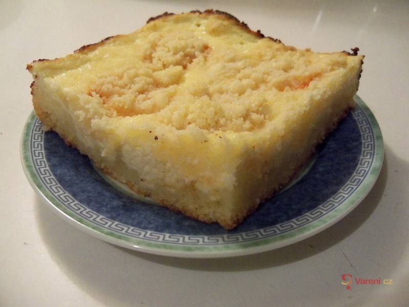 Sypaný koláč s meruňkami - fotografie 2