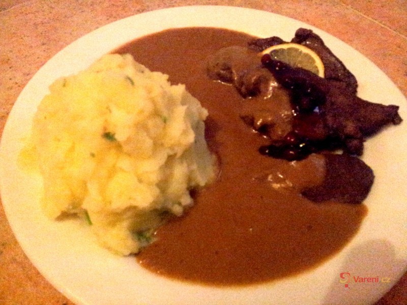 Dušený srnčí steak s brusinkami - fotografie 2