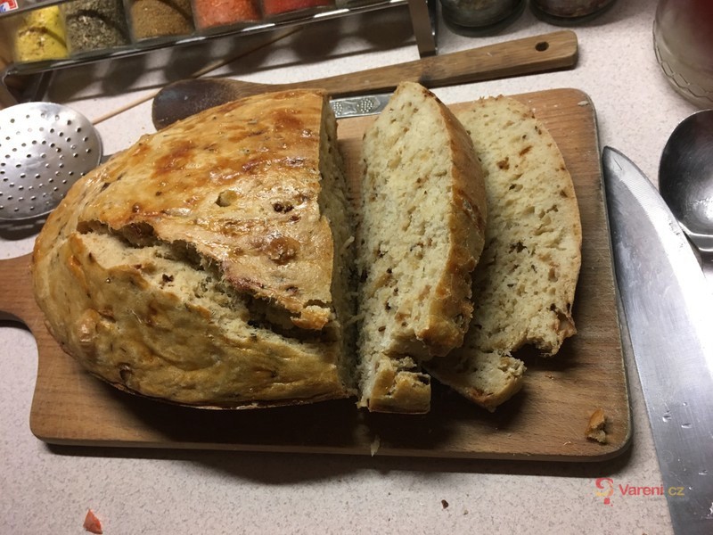 Domácí chléb s cibulkou