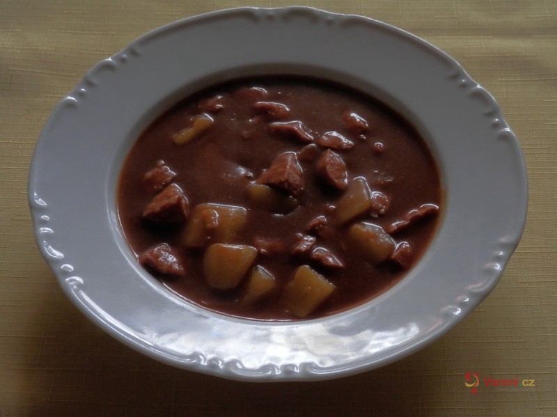 Bramborový guláš s buřty - fotografie 2