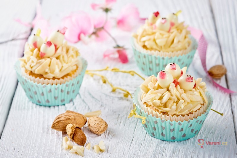Mandlové cupcakes s kuřátky