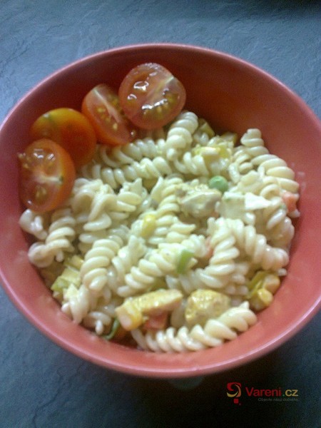 Těstovinový salát s kuřecím masem a zeleninou - fotografie 3