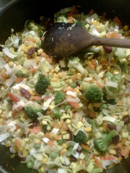 Těstovinový salát s kuřecím masem a zeleninou - fotografie 2