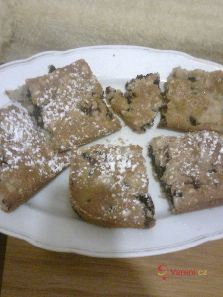 Koláč s rybízem a drobenkou  - fotografie 2