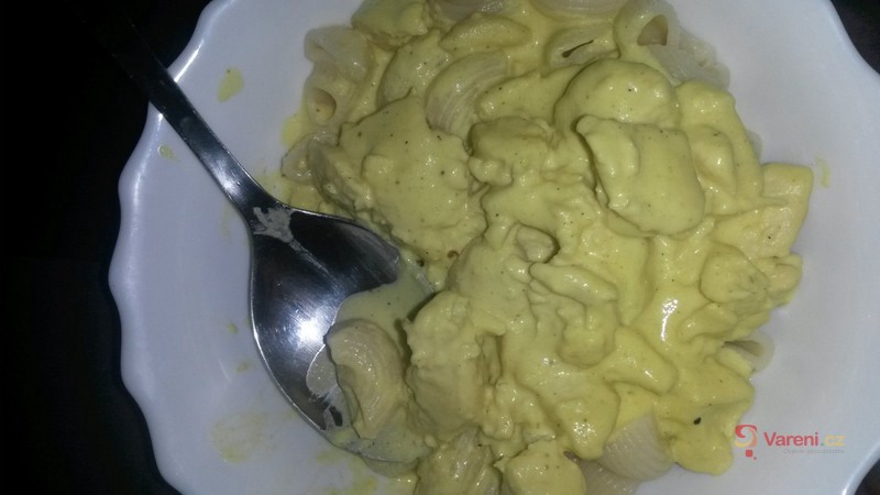 Těstoviny se sýrovou omáčkou a kuřecím masem - fotografie 3