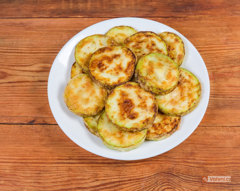 Cuketa v česnekovém těstíčku