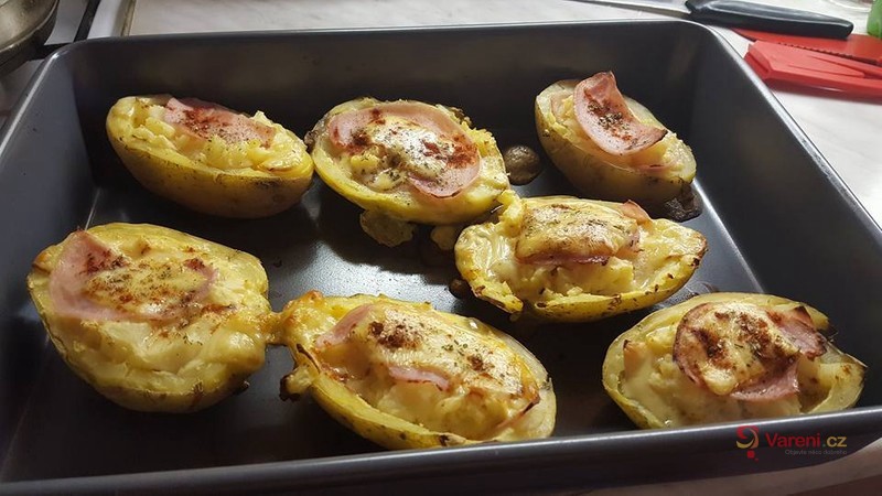 Plněné pečené brambory s nivovým vejcem