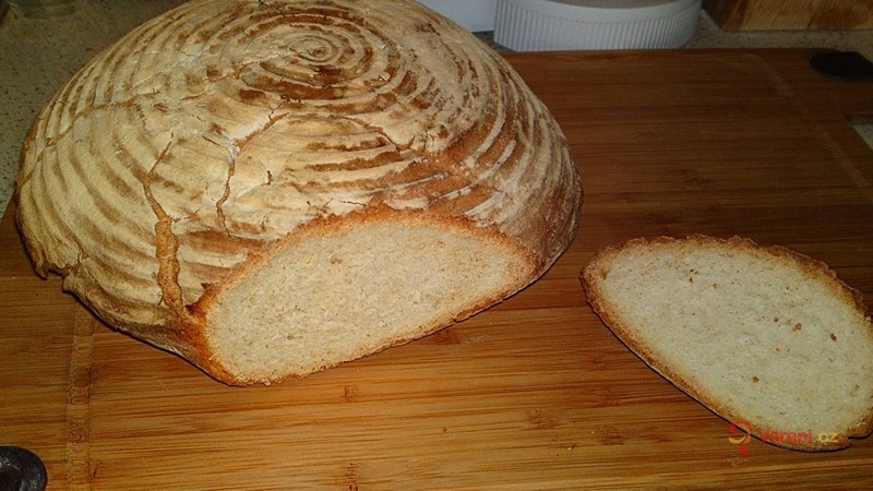Obyčejný bílý ošatkový chléb