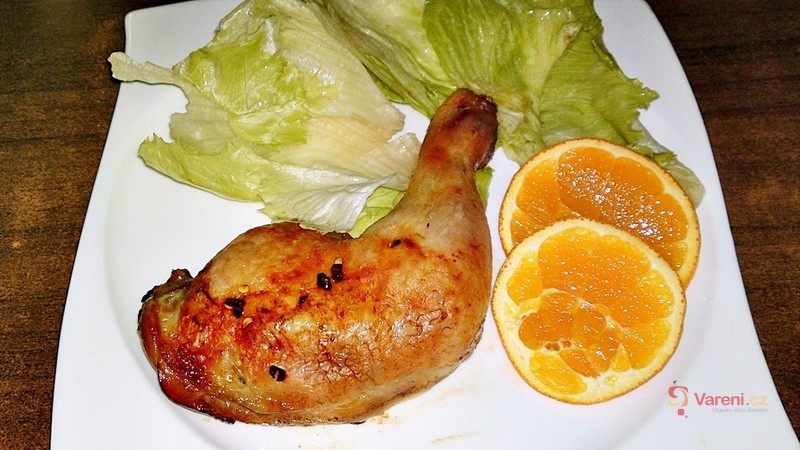 Pečené kuřecí stehno marinované v pomerančové šťávě