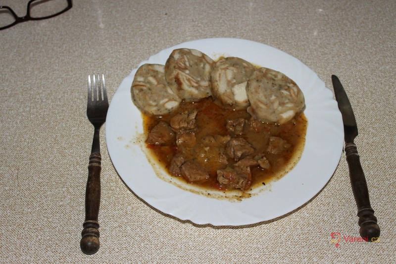 Guláš s paprikami a rajčaty - fotografie 2