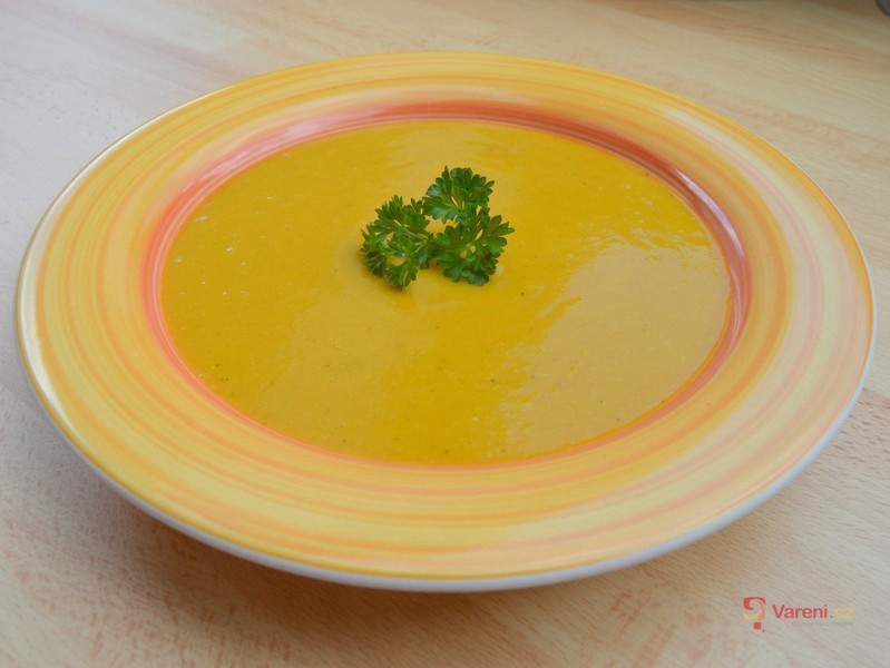 Krémová polévka z červené čočky s kurkumou