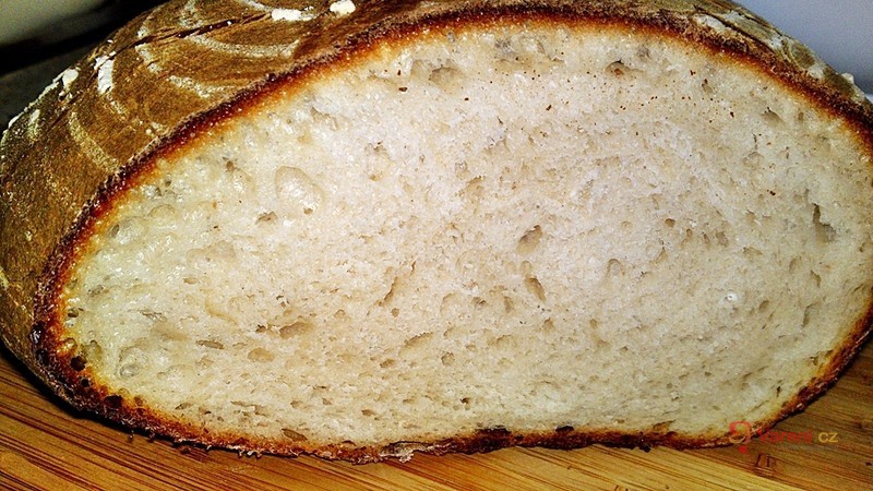Bílý ošatkový kváskový chléb z podmáslí
