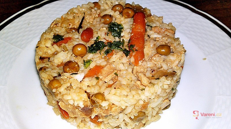 Eintopf z telecího masa s dušenou rýží a zeleninou