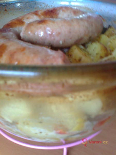 Brambory se zeleninou a klobásou - fotografie 2