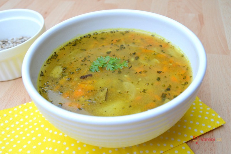 Bramborová polévka s mrkví a hříbky