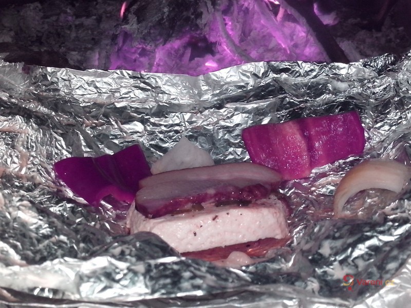 Grilovaný čerstvý sýr v anglické slanině - fotografie 2