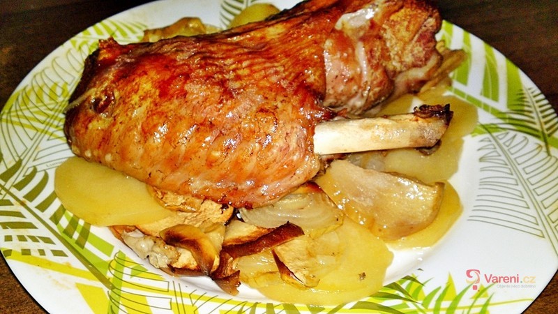 Pečené krůtí křídlo na jablkovo-cibulovém lůžku s brambory