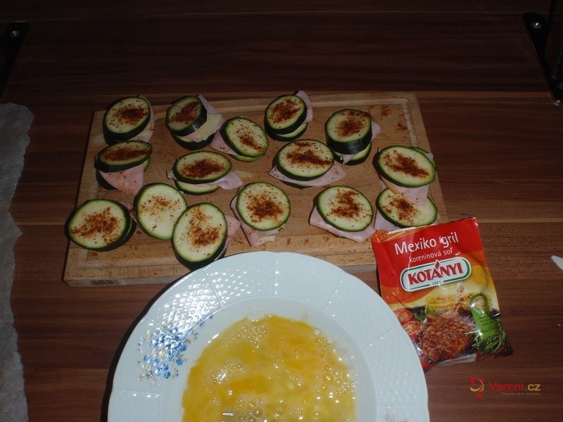 Zapečená plněná cuketa v trojobalu - fotografie 2