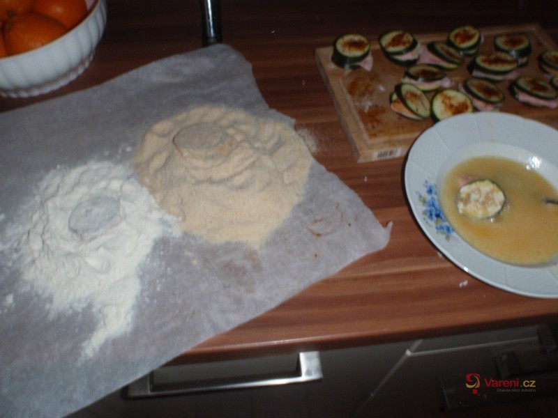 Zapečená plněná cuketa v trojobalu - fotografie 3