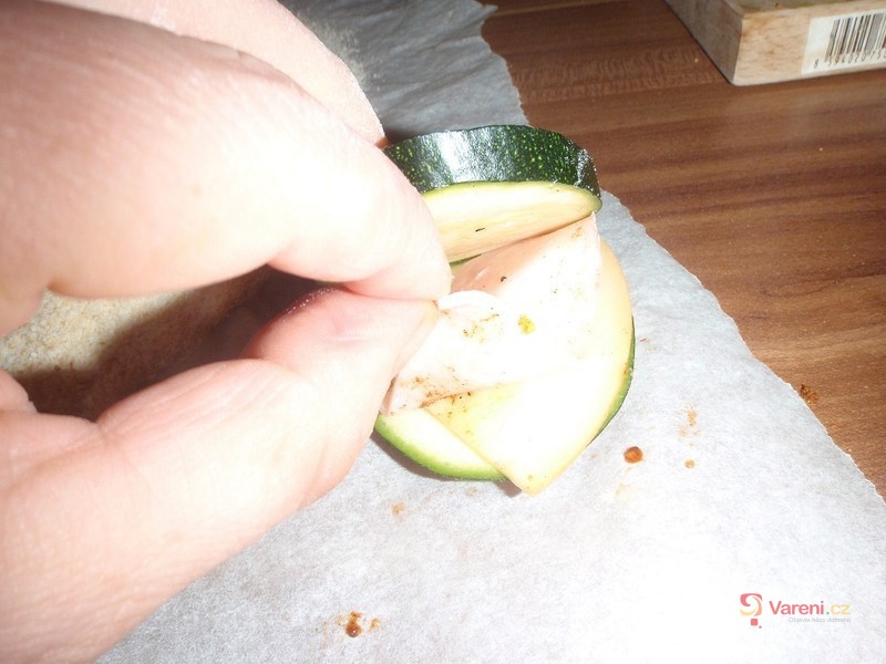 Zapečená plněná cuketa v trojobalu - fotografie 5