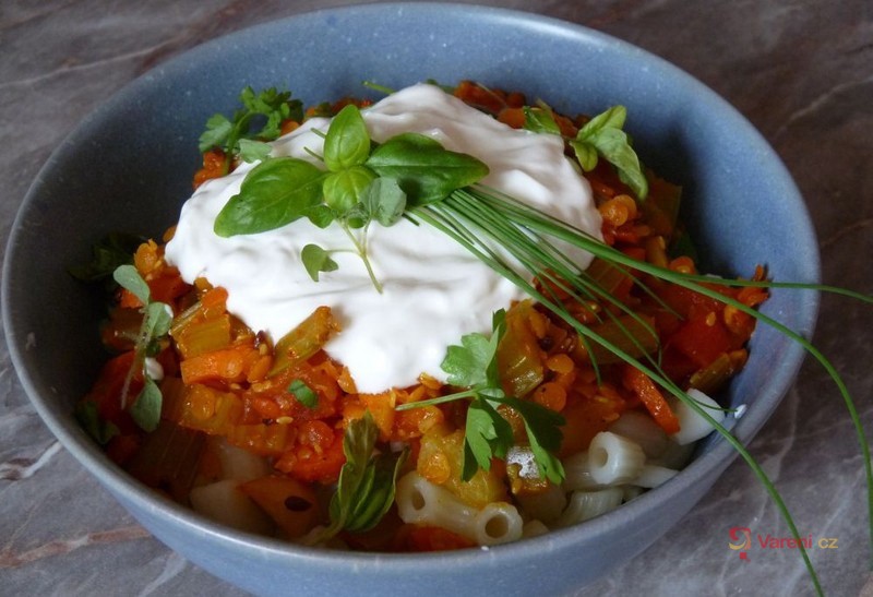 Těstoviny s řapíkatým celerem a červenou čočkou - fotografie 2