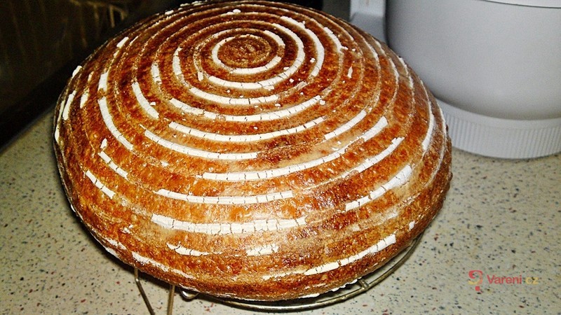 Dlouho kynutý bílý kváskový chléb s podmáslím
