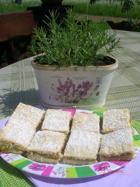 Křehký rebarborový koláč - fotografie 2