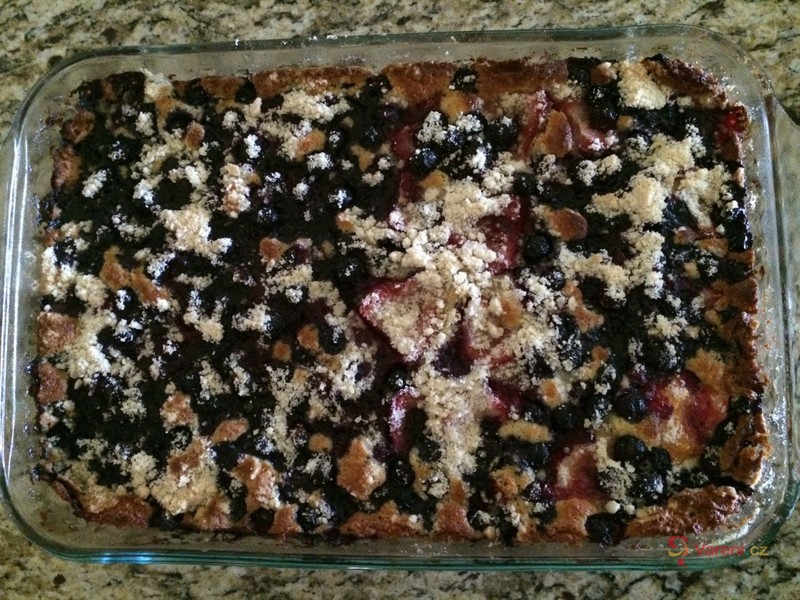 Hrnkový švestkový koláč s drobenkou - fotografie 5