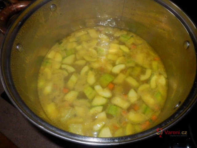 Cuketová polévka se zeleninou