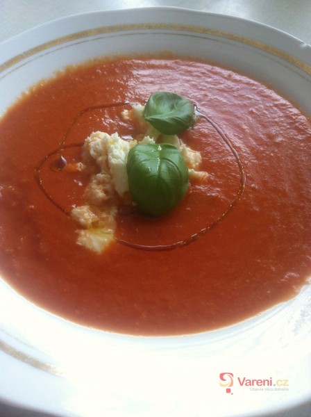 Tomatová polévka s mozzarellou