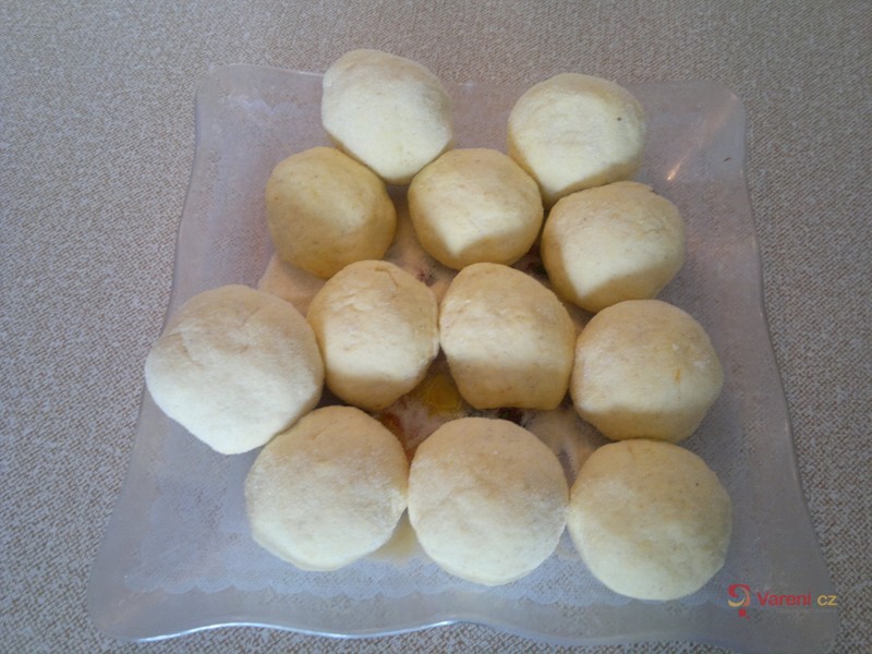 Bramborové knedlíky se švestkami - fotografie 3